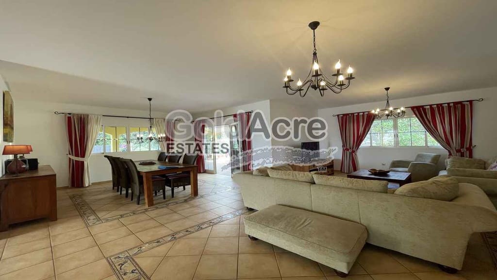 3 bedroom Villa for sale in Caleta de Fuste with pool garage - € 775,000 (Ref: 9344430)