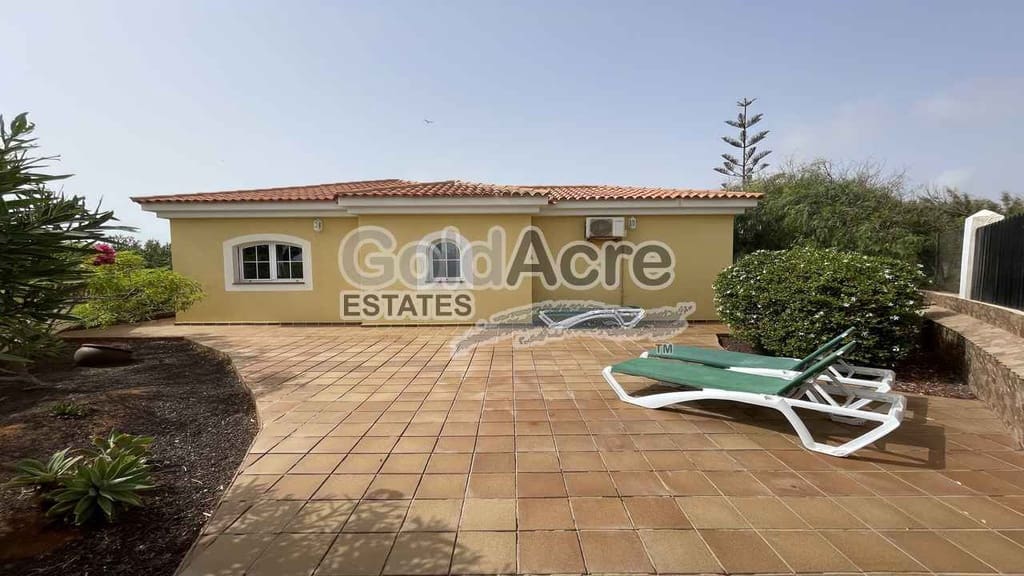3 bedroom Villa for sale in Caleta de Fuste with pool garage - € 775,000 (Ref: 9344430)