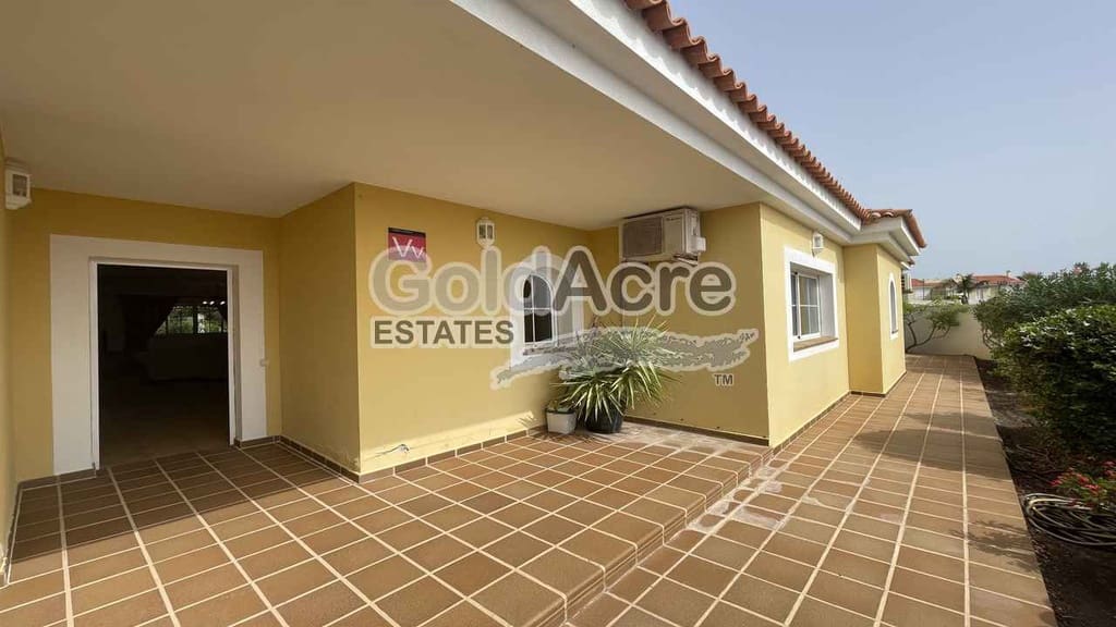 3 bedroom Villa for sale in Caleta de Fuste with pool garage - € 775,000 (Ref: 9344430)