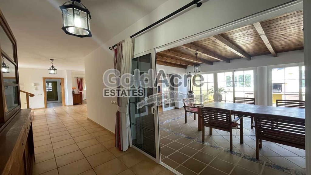 3 bedroom Villa for sale in Caleta de Fuste with pool garage - € 775,000 (Ref: 9344430)
