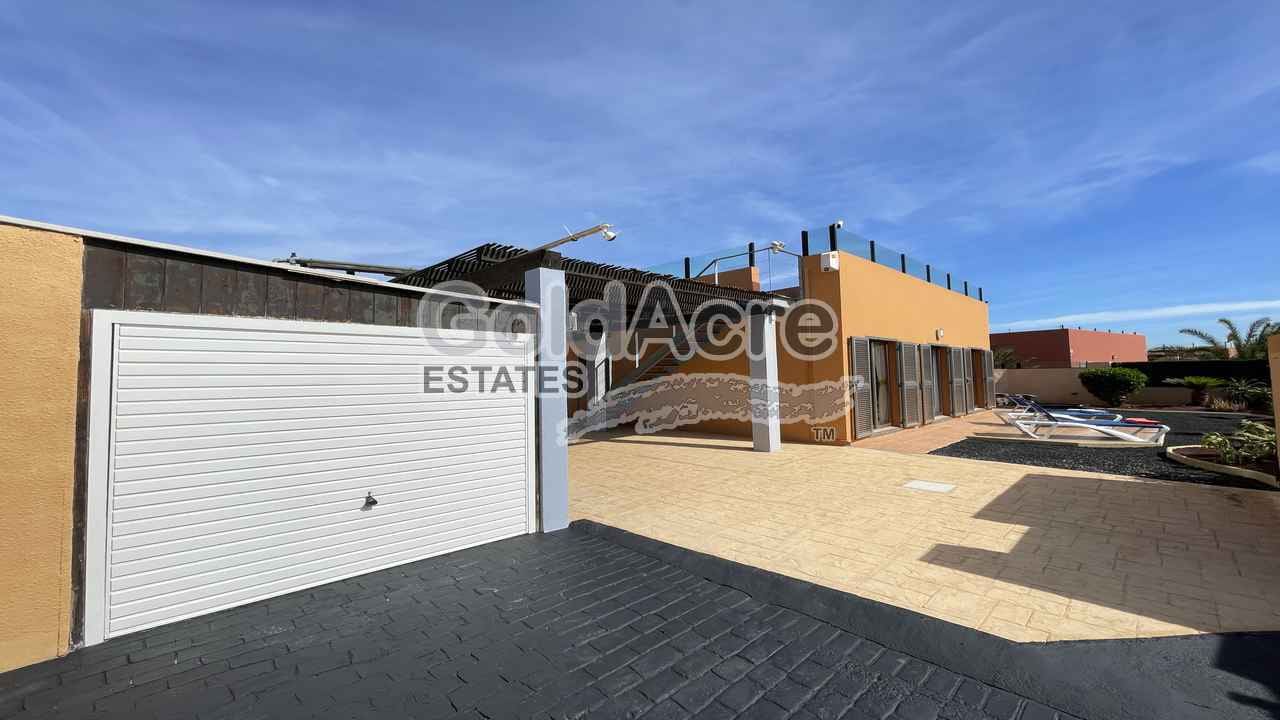 3 sypialnia Willa na sprzedaż w Caleta de Fuste z basenem - 595 000 € (Ref: 9349111)