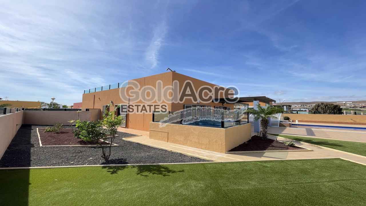 3 sypialnia Willa na sprzedaż w Caleta de Fuste z basenem - 595 000 € (Ref: 9349111)