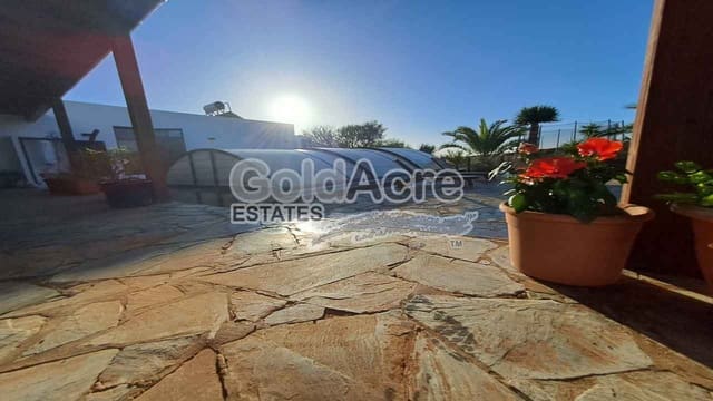 5 bedroom Villa for sale in Puerto del Rosario with pool - € 710,000 (Ref: 9468196)