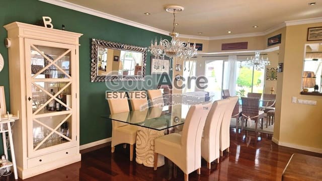 Chalet de 4 habitaciones en Caleta de Fuste, Antigua en venta con piscina - 1.000.000 € (Ref: 9470269)