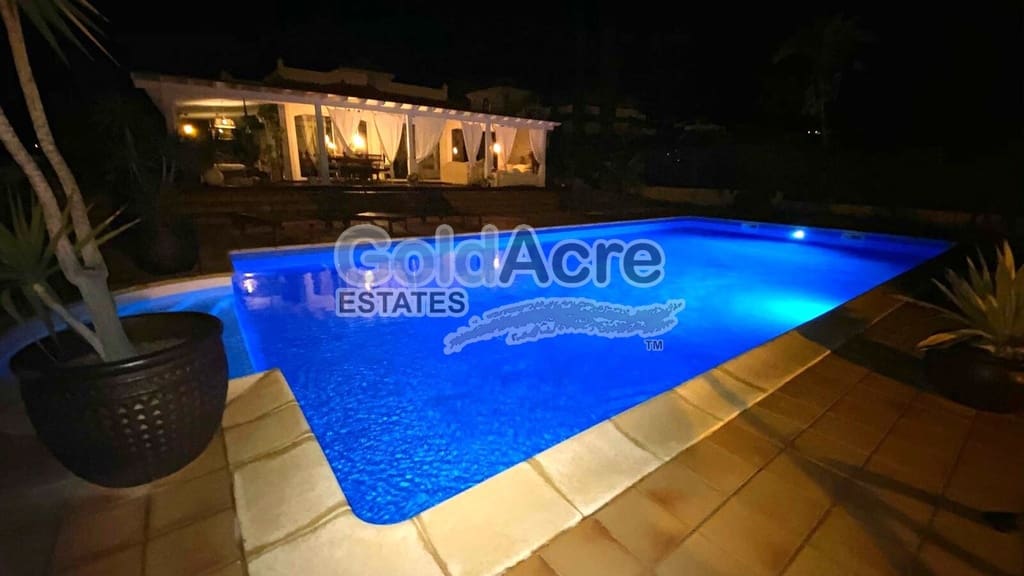4 bedroom Villa for sale in Caleta de Fuste with pool garage - € 1,000,000 (Ref: 9470269)