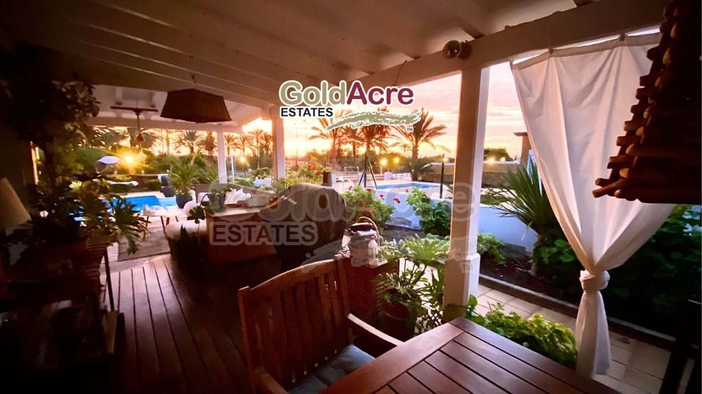 4 bedroom Villa for sale in Caleta de Fuste with pool garage - € 1,000,000 (Ref: 9470269)