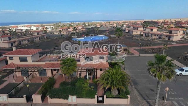 2 chambre Villa/Maison à vendre à Majanicho, La Oliva avec piscine - 245 000 € (Ref: 9485124)