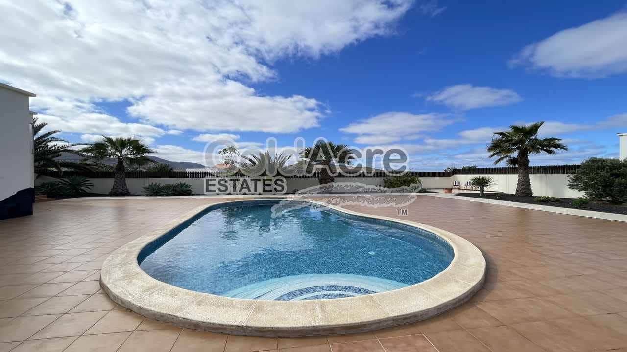 3 sypialnia Willa na sprzedaż w La Oliva z basenem - 425 000 € (Ref: 9530106)