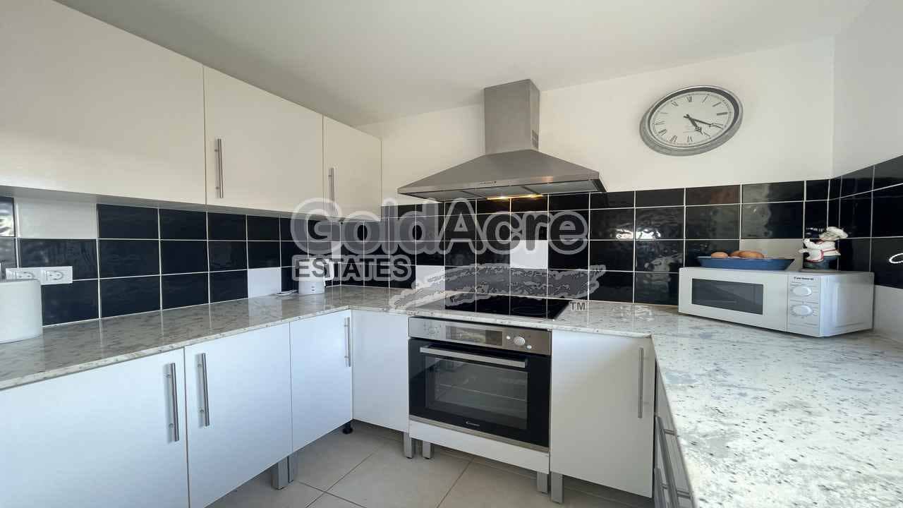 4 bedroom Apartment for sale in Antigua with pool - € 275,000 (Ref: 9533333)