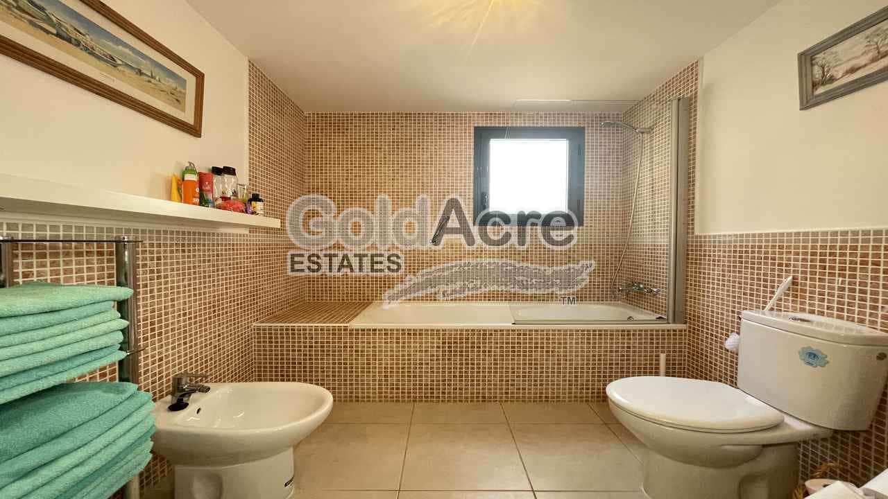 4 bedroom Apartment for sale in Antigua with pool - € 275,000 (Ref: 9533333)