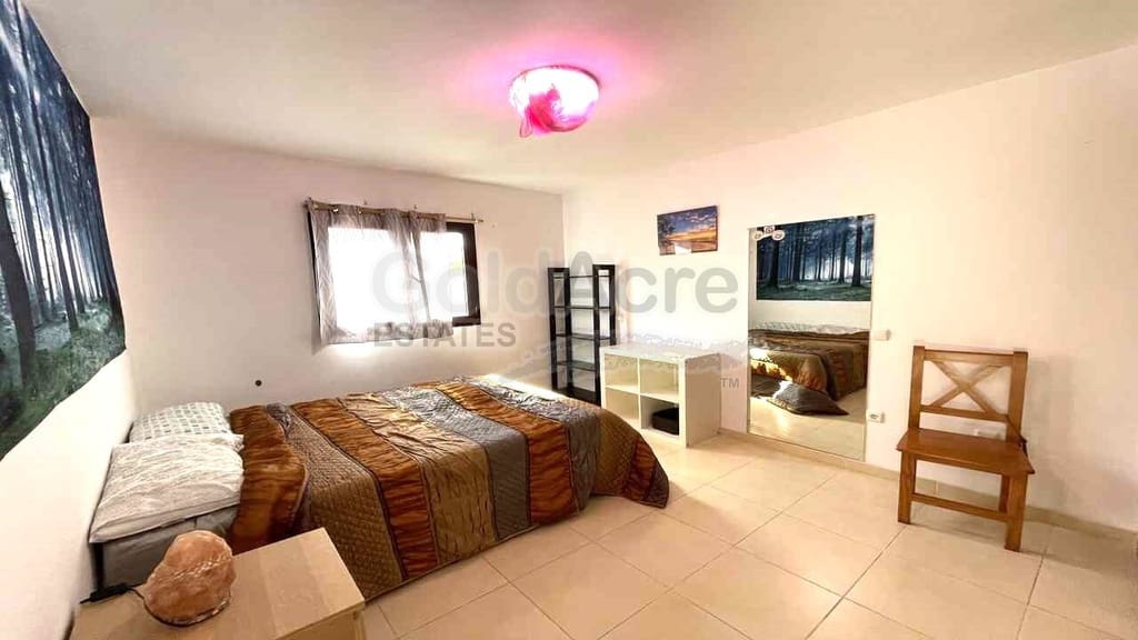 4 bedroom Villa for sale in Corralejo with pool - € 365,000 (Ref: 9557760)