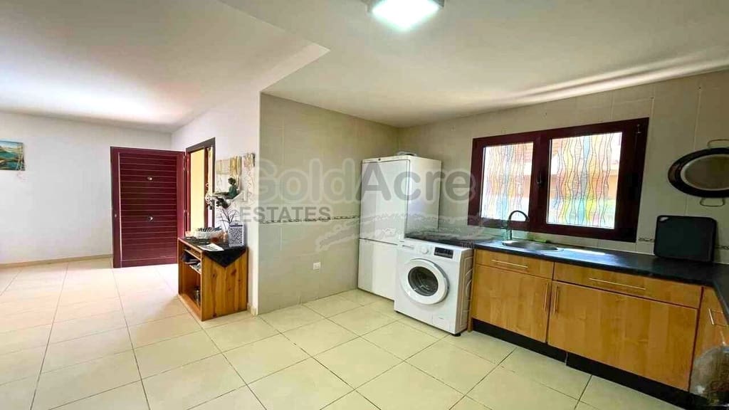 4 bedroom Villa for sale in Corralejo with pool - € 365,000 (Ref: 9557760)