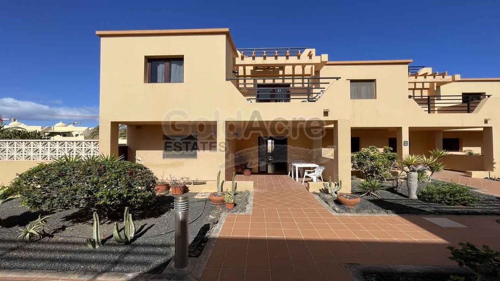 4 bedroom Villa for sale in Corralejo with pool - € 365,000 (Ref: 9557760)