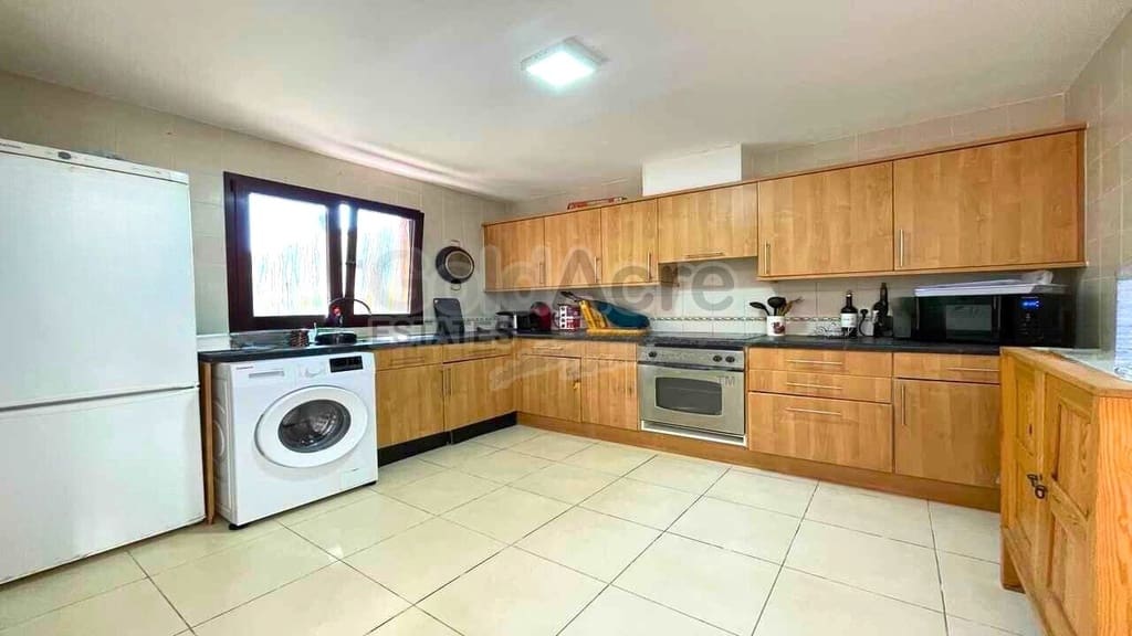 4 bedroom Villa for sale in Corralejo with pool - € 365,000 (Ref: 9557760)