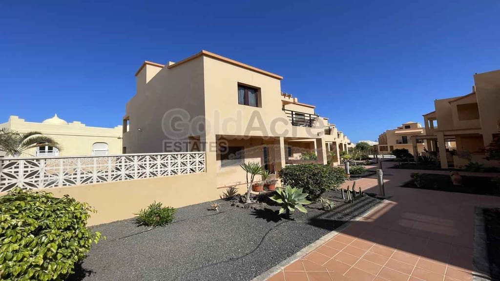 4 bedroom Villa for sale in Corralejo with pool - € 365,000 (Ref: 9557760)