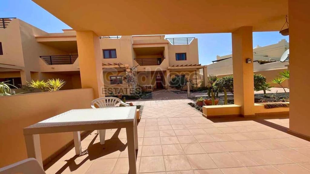 4 bedroom Villa for sale in Corralejo with pool - € 365,000 (Ref: 9557760)