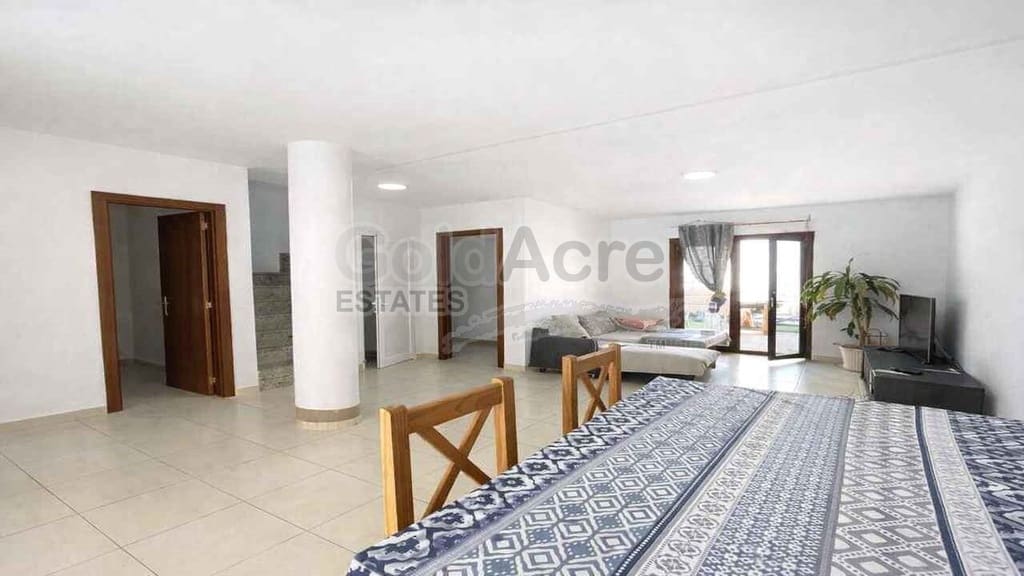 4 bedroom Villa for sale in Corralejo with pool - € 365,000 (Ref: 9557760)