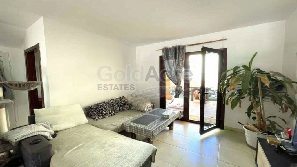 4 bedroom Villa for sale in Corralejo with pool - € 365,000 (Ref: 9557760)