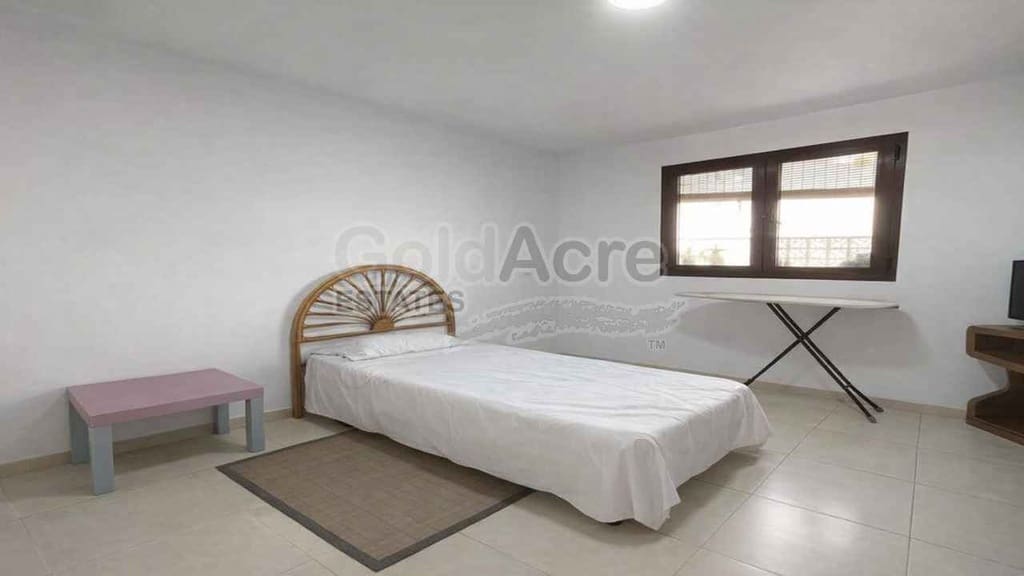 4 bedroom Villa for sale in Corralejo with pool - € 365,000 (Ref: 9557760)