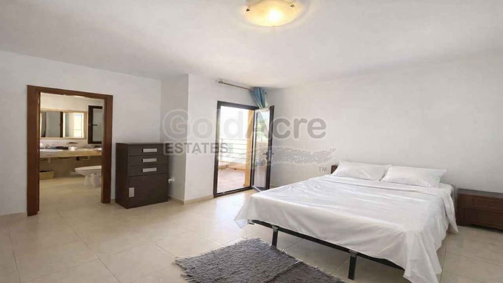 4 bedroom Villa for sale in Corralejo with pool - € 365,000 (Ref: 9557760)