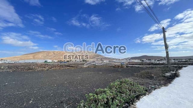 Grunde uden byggetilladelser til salg i Villaverde, La Oliva - € 1.500.000 (Ref: 9730164)