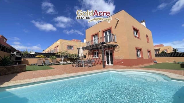 3 sypialnia Willa na sprzedaż w Corralejo, La Oliva z basenem garażem - 469 000 € (Ref: 9730168)