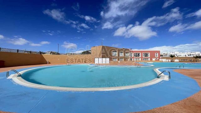 3 slaapkamer Villa te koop in Corralejo, La Oliva met zwembad garage - € 459.000 (Ref: 9730168)