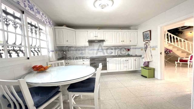 3 soveværelse Villa til salg i Corralejo, La Oliva med swimmingpool - € 849.000 (Ref: 9733372)