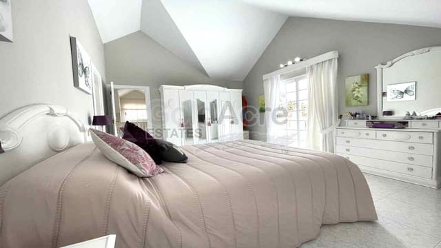 3 sypialnia Willa na sprzedaż w Corralejo, La Oliva z basenem - 849 000 € (Ref: 9733372)