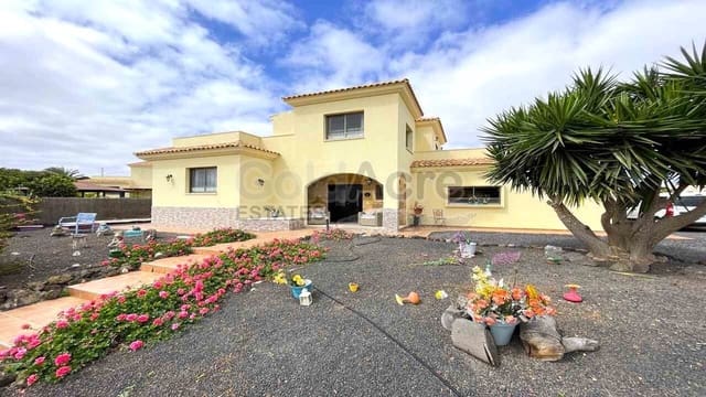 3 makuuhuone Huvila myytävänä paikassa Villaverde, La Oliva mukana uima-altaan - 599 000 € (Ref: 9733734)