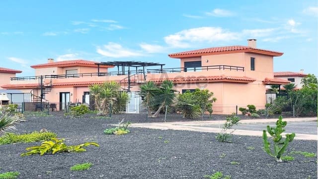 2 soveværelse Villa til salg i Majanicho, La Oliva med swimmingpool - € 289.000 (Ref: 9737971)