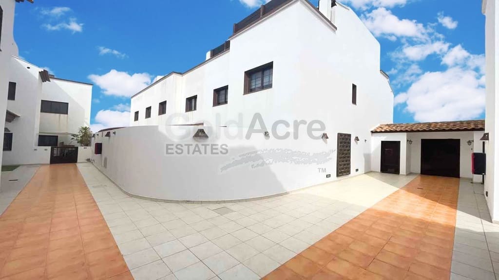 3 makuuhuone Huvila myytävänä paikassa La Oliva mukana uima-altaan - 239 000 € (Ref: 9807508)