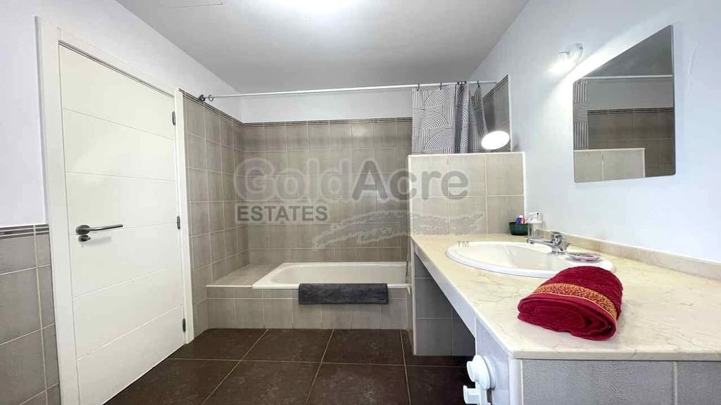 3 makuuhuone Huvila myytävänä paikassa La Oliva mukana uima-altaan - 239 000 € (Ref: 9807508)