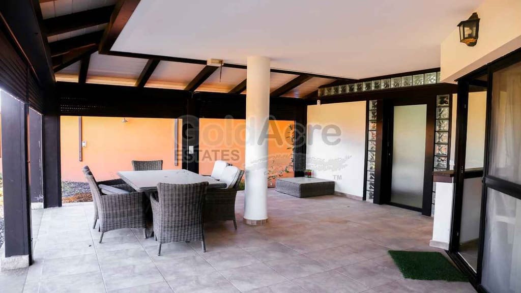 2 bedroom Apartment for sale in Corralejo with pool - € 295,000 (Ref: 9830493)