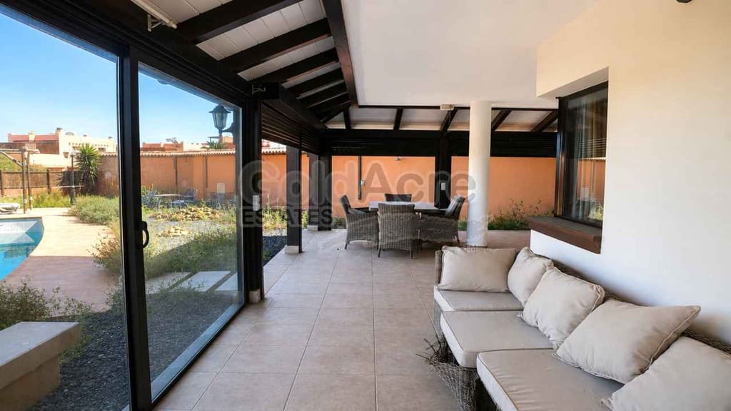 2 bedroom Apartment for sale in Corralejo with pool - € 295,000 (Ref: 9830493)