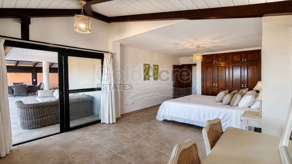 2 bedroom Apartment for sale in Corralejo with pool - € 295,000 (Ref: 9830493)