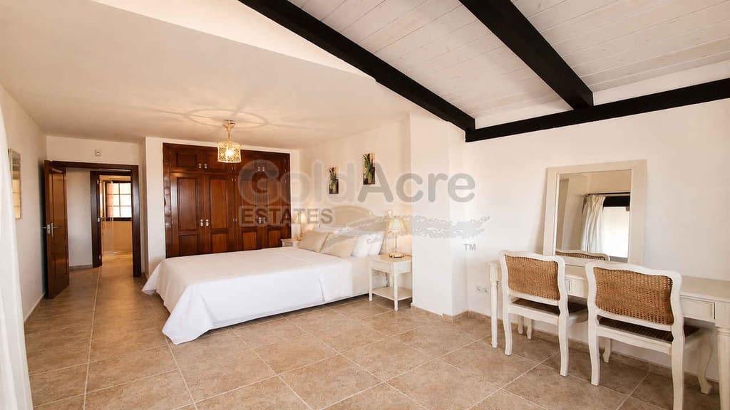 2 bedroom Apartment for sale in Corralejo with pool - € 295,000 (Ref: 9830493)