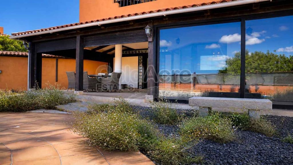 2 bedroom Apartment for sale in Corralejo with pool - € 295,000 (Ref: 9830493)