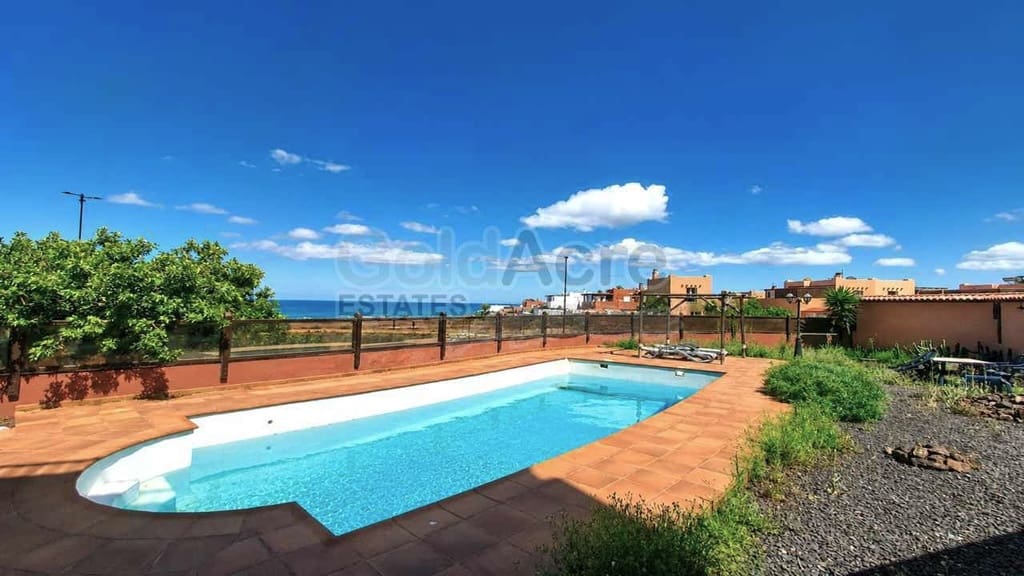2 bedroom Apartment for sale in Corralejo with pool - € 295,000 (Ref: 9830493)