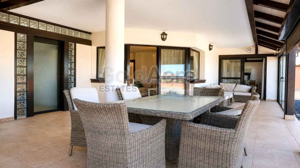 2 bedroom Apartment for sale in Corralejo with pool - € 295,000 (Ref: 9830493)