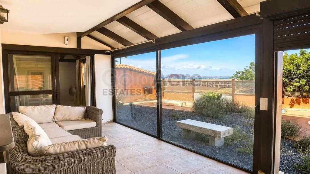 2 bedroom Apartment for sale in Corralejo with pool - € 295,000 (Ref: 9830493)