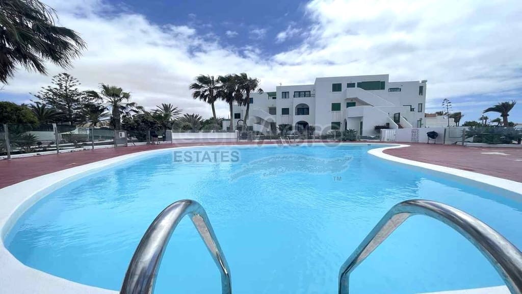 2 bedroom Apartment for sale in Corralejo with pool - € 315,000 (Ref: 9875557)