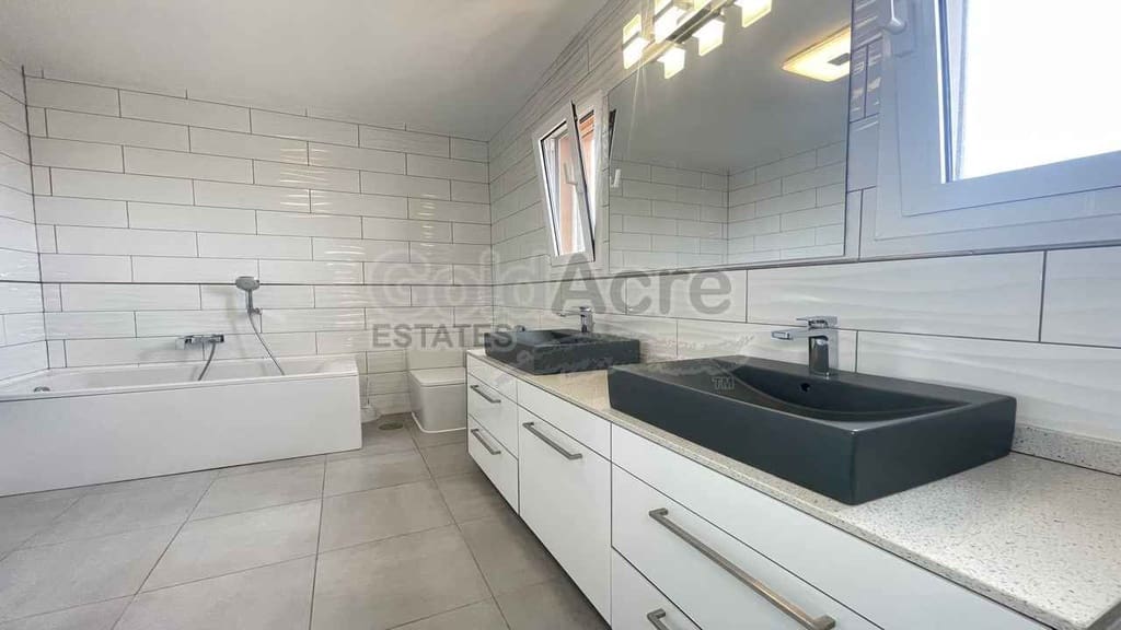 3 makuuhuone Huvila myytävänä paikassa Villaverde mukana uima-altaan 
autotalli - 749 000 € (Ref: 9875559)