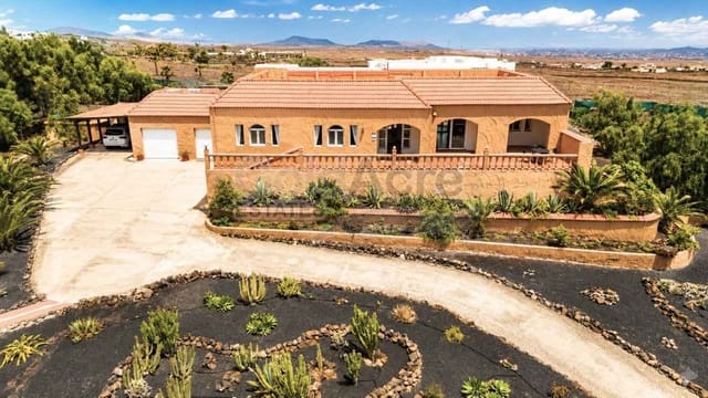 3 sypialnia Willa na sprzedaż w Villaverde, La Oliva z basenem garażem - 749 000 € (Ref: 9875559)