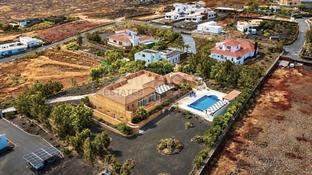 3 sypialnia Willa na sprzedaż w Villaverde, La Oliva z basenem garażem - 749 000 € (Ref: 9875559)