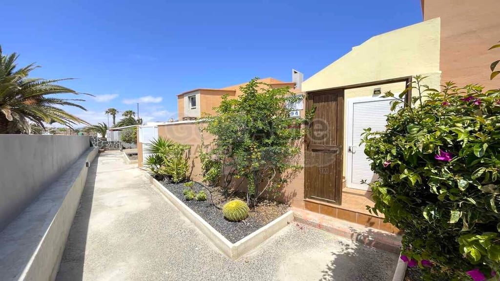 2 bedroom Apartment for sale in Corralejo with pool garage - € 259,000 (Ref: 9880482)