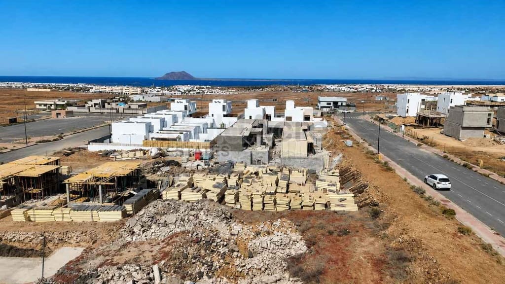 Rakentamaton maa myytävänä paikassa Corralejo - 215 000 € (Ref: 9883870)