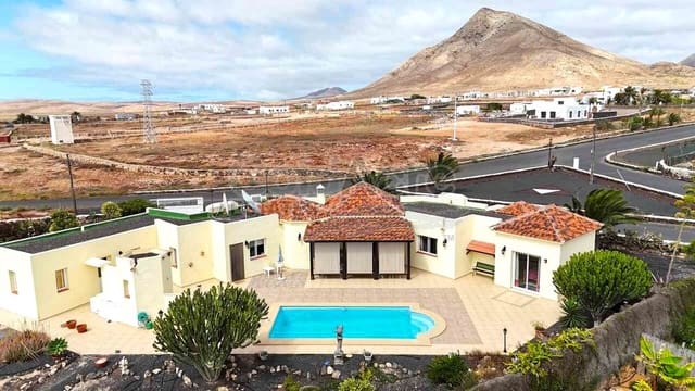 2 soveværelse Villa til salg i Tindaya, La Oliva med swimmingpool garage - € 515.000 (Ref: 9912373)