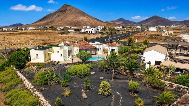 2 soveværelse Villa til salg i Tindaya, La Oliva med swimmingpool garage - € 515.000 (Ref: 9912373)