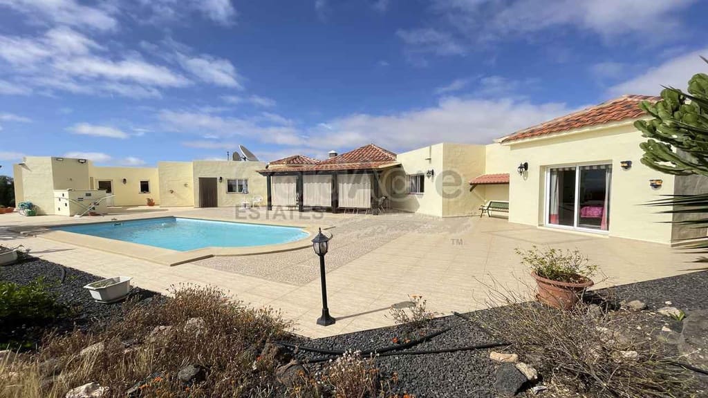 2 soveværelse Villa til salg i Tindaya med swimmingpool garage - € 515.000 (Ref: 9912373)